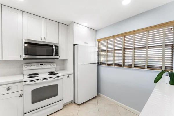 Property Slideshow image 3 of 29 | 3654 via poinciana 504, Lake Worth, FL, 33467