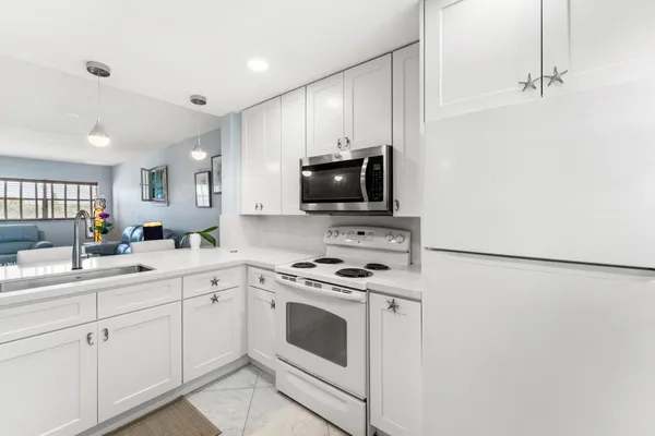 Property Slideshow image 2 of 29 | 3654 via poinciana 504, Lake Worth, FL, 33467