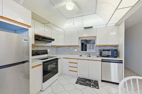 Property Slideshow image 2 of 87 | 2302 lucaya ln e3, Coconut Creek, FL, 33066