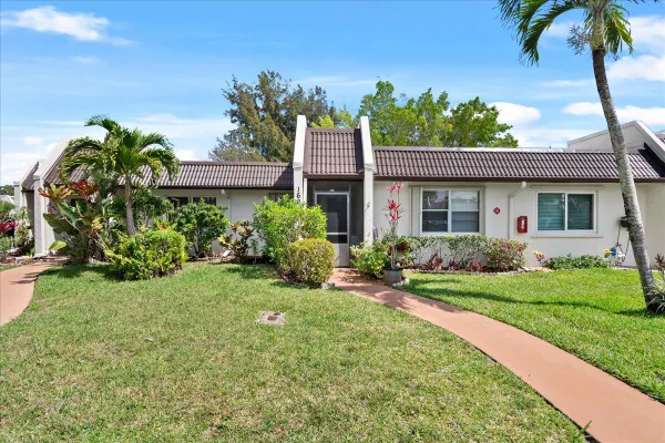 Property Slideshow image 3 of 27 | 162 lake susan ln, West Palm Beach, FL, 33411