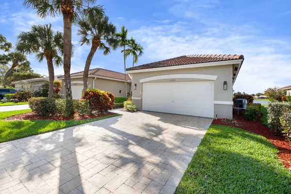 Property Slideshow image 3 of 27 | 10665 royal caribbean cir, Boynton Beach, FL, 33437