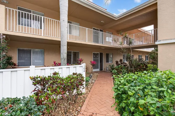 Property Slideshow image 3 of 97 | 5952 regal glen dr 104, Boynton Beach, FL, 33437