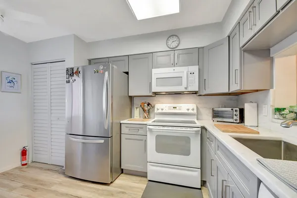 Property Slideshow image 2 of 56 | 6866 huntington ln 508, Delray Beach, FL, 33446