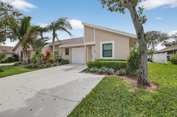 Property Slideshow image 3 of 56 | 8216 sweetbriar way, Boca Raton, FL, 33496