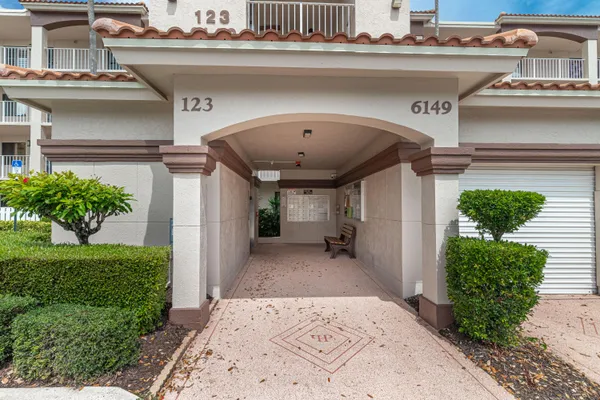 Property Slideshow image 2 of 64 | 6149 pointe regal cir 104, Delray Beach, FL, 33484