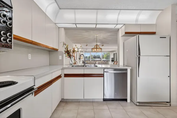 Property Slideshow image 3 of 36 | 5561 fairway park dr 203, Boynton Beach, FL, 33437