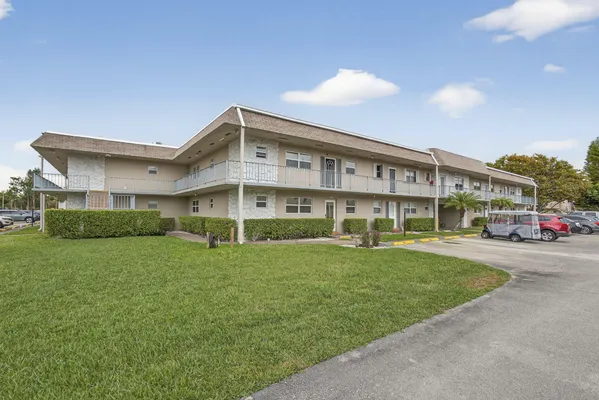 Property Slideshow image 2 of 35 | 202 oxford 200 200, West Palm Beach, FL, 33417