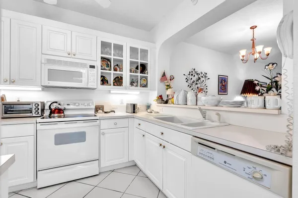 Property Slideshow image 3 of 62 | 7623 southampton ter 211, Tamarac, FL, 33321