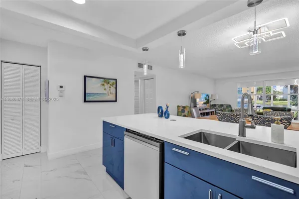Property Slideshow image 2 of 43 | 205 se 11th ter 101, Dania Beach, FL, 33004