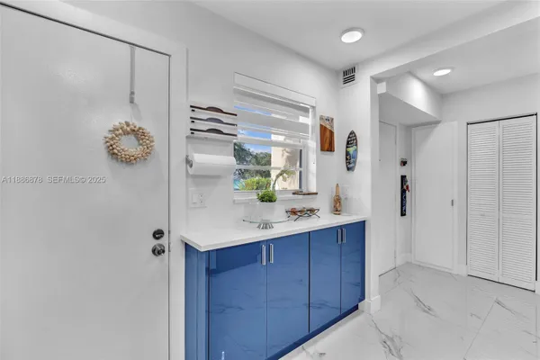 Property Slideshow image 3 of 43 | 205 se 11th ter 101, Dania Beach, FL, 33004