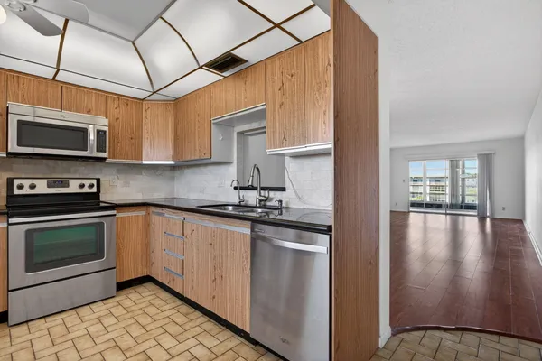 Property Slideshow image 3 of 40 | 3203 portofino pt l4, Coconut Creek, FL, 33066