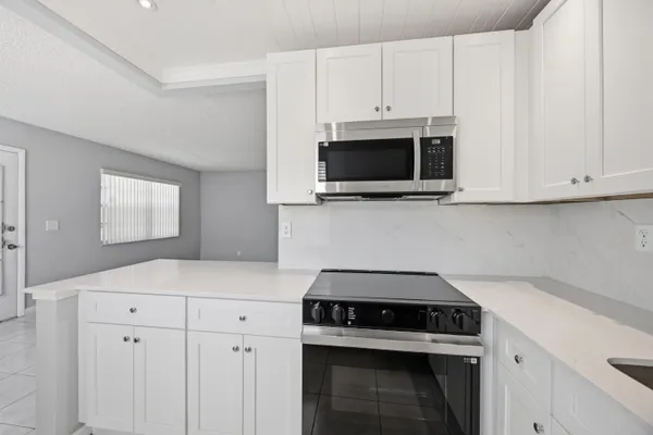 Property Slideshow image 3 of 24 | 422 burgundy i i, Delray Beach, FL, 33484