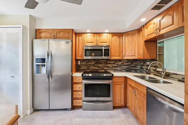 Property Slideshow image 2 of 44 | 1101 colony point cir 404, Pembroke Pines, FL, 33026