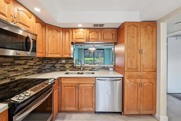 Property Slideshow image 3 of 44 | 1101 colony point cir 404, Pembroke Pines, FL, 33026