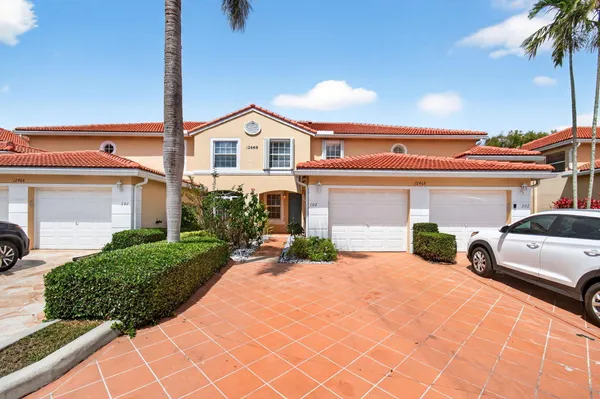 Property Slideshow image 2 of 70 | 12468 crystal pointe dr 102, Boynton Beach, FL, 33437