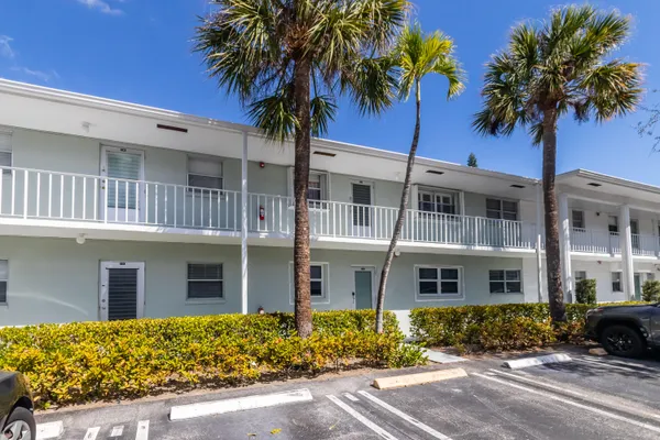 Property Slideshow image 3 of 46 | 2300 sw 22nd ave 112, Delray Beach, FL, 33445