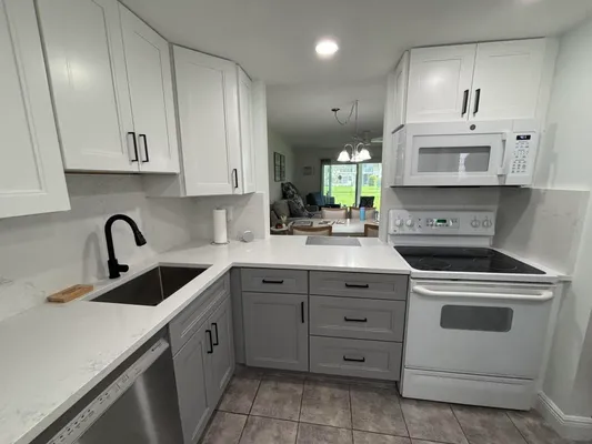 Property Slideshow image 3 of 32 | 33 abbey ln 106, Delray Beach, FL, 33446