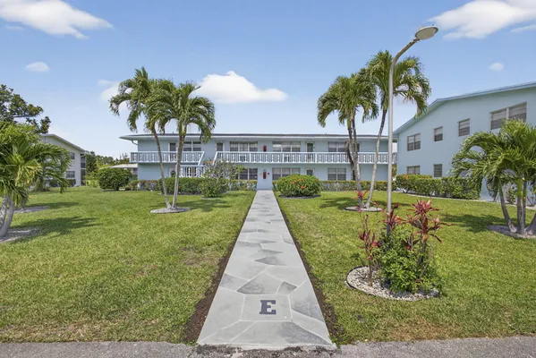 Property Slideshow image 2 of 54 | 106 camden e, West Palm Beach, FL, 33417