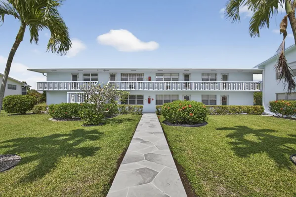Property Slideshow image 3 of 54 | 106 camden e, West Palm Beach, FL, 33417
