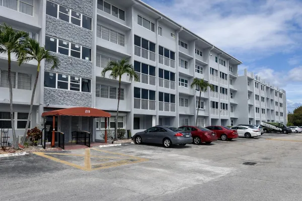 Property Slideshow image 2 of 12 | 215 se 3rd ave 306d, Hallandale Beach, FL, 33009