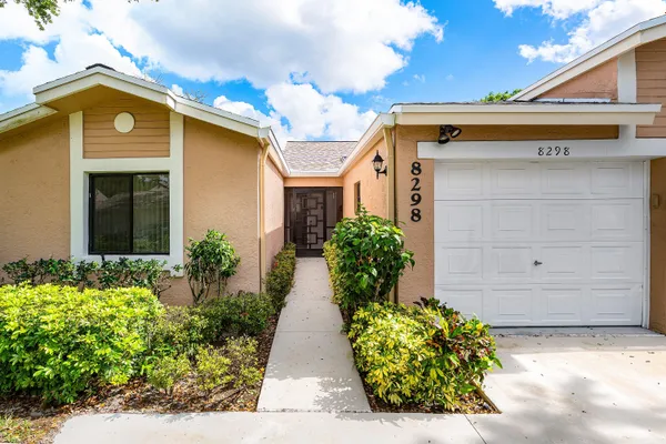 Property Slideshow image 2 of 40 | 8298 springlake dr, Boca Raton, FL, 33496