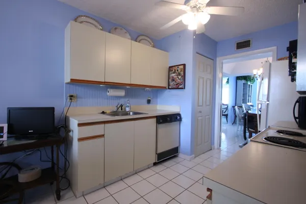 Property Slideshow image 2 of 29 | 6768 10th ave 303, Lake Worth, FL, 33467