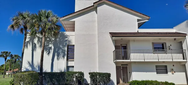 Property Slideshow image 2 of 83 | 3500 twin lakes ter 206, Fort Pierce, FL, 34951