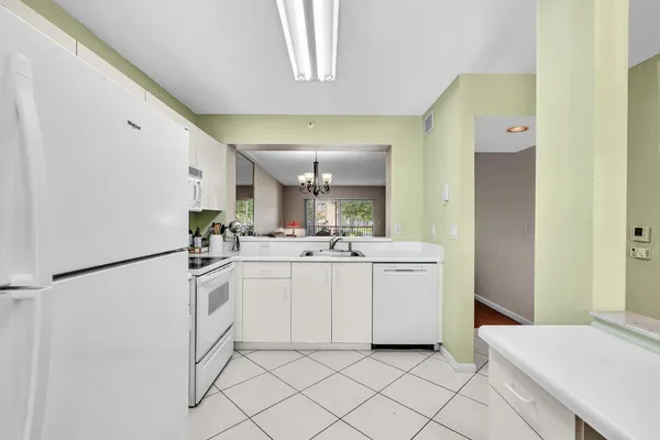 Property Slideshow image 2 of 63 | 9537 weldon cir i213, Tamarac, FL, 33321