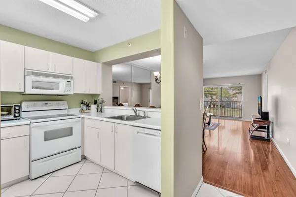 Property Slideshow image 2 of 66 | 9537 weldon cir i213, Tamarac, FL, 33321
