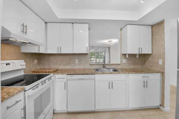 Property Slideshow image 2 of 46 | 10 willowbrook ln 207, Delray Beach, FL, 33446