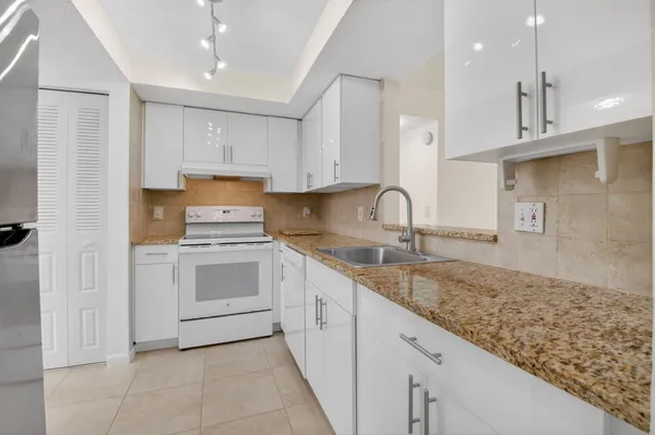 Property Slideshow image 2 of 46 | 10 willowbrook ln 207, Delray Beach, FL, 33446