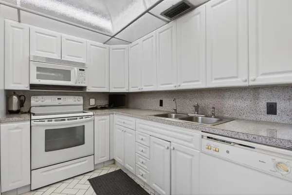 Property Slideshow image 2 of 15 | 2403 antigua cir b4, Coconut Creek, FL, 33066