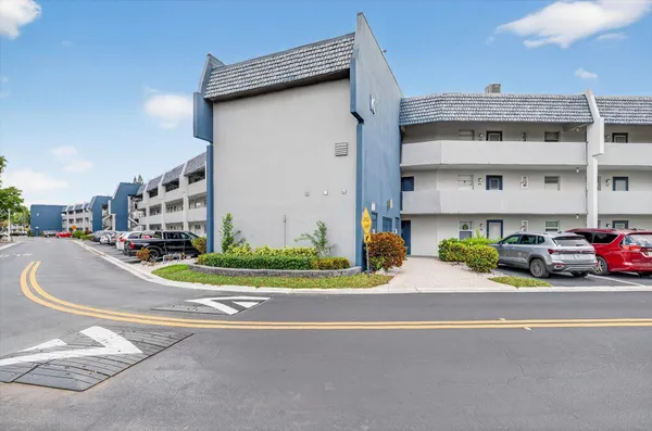 Property Slideshow image 2 of 48 | 7787 golf circle dr 310-k, Margate, FL, 33063