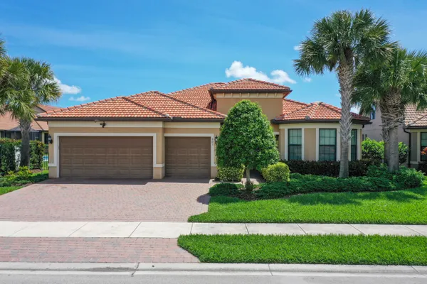 Property Slideshow image 2 of 37 | 301 se huntington cir, Port St. Lucie, FL, 34984