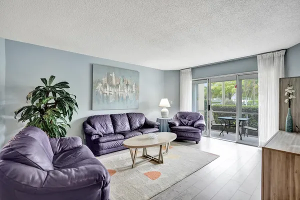 Property Slideshow image 2 of 20 | 3590 via poinciana 114, Greenacres, FL, 33467