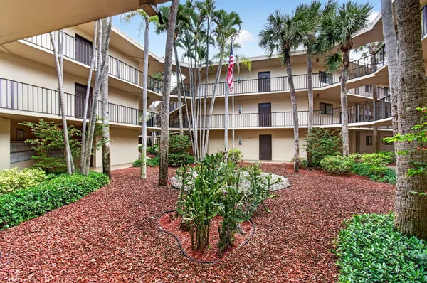 Property Slideshow image 3 of 81 | 5280 las verdes cir 112, Delray Beach, FL, 33484