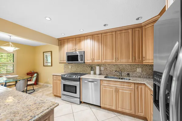 Property Slideshow image 3 of 52 | 22 westgate ln e, Boynton Beach, FL, 33436