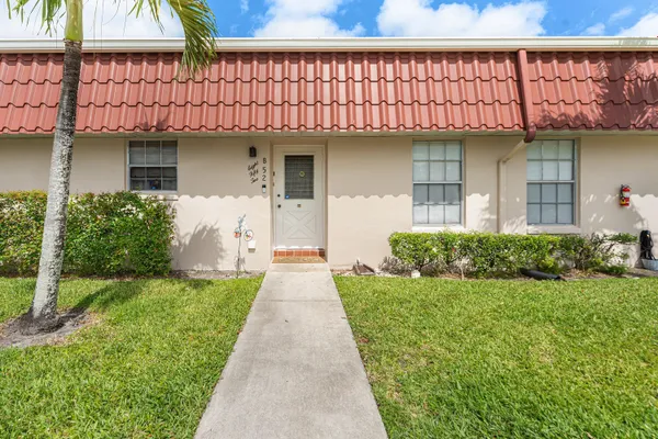 Property Slideshow image 2 of 21 | 852 salem ln, Lake Worth, FL, 33467