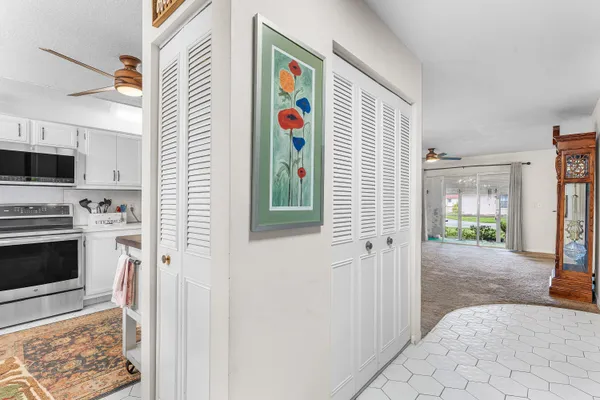 Property Slideshow image 3 of 21 | 852 salem ln, Lake Worth, FL, 33467