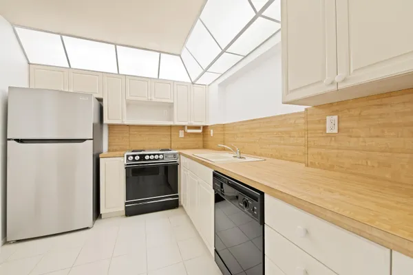 Property Slideshow image 2 of 27 | 4524 nw 43rd ave, Tamarac, FL, 33319