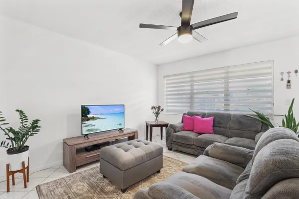 Property Slideshow image 3 of 26 | 215 sheffield i i, West Palm Beach, FL, 33417