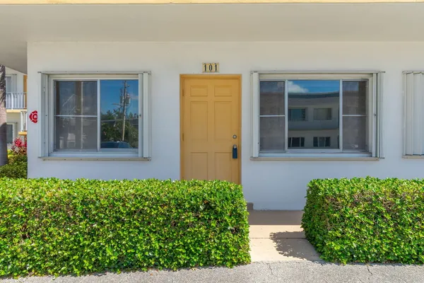 Property Slideshow image 2 of 44 | 2840 cynthia ln 101, Lake Worth Beach, FL, 33461