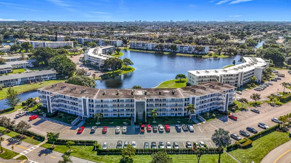 Property Slideshow image 2 of 27 | 2114 oakridge v v, Deerfield Beach, FL, 33442