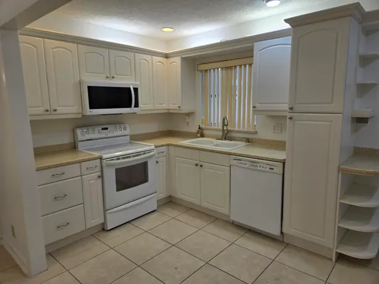 Property Slideshow image 2 of 17 | 10125 nw 71st st, Tamarac, FL, 33321