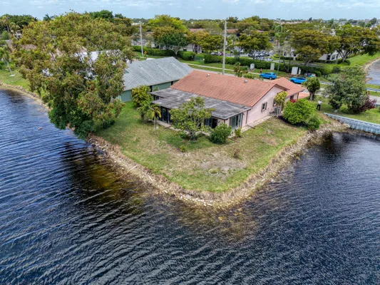 Property Slideshow image 2 of 35 | 10500 nw 71st pl, Tamarac, FL, 33321