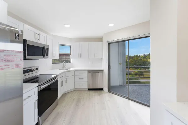 Property Slideshow image 2 of 28 | 3590 via poinciana 501, Lake Worth, FL, 33467