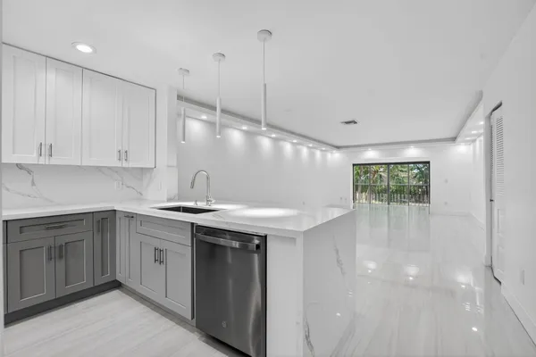 Property Slideshow image 2 of 26 | 9272 vista del lago 28f, Boca Raton, FL, 33428