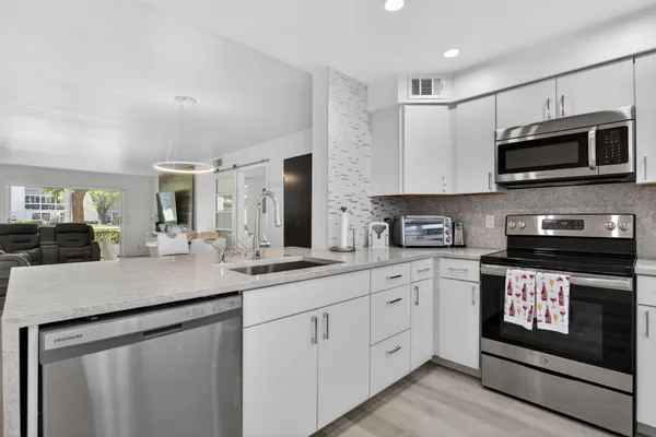 Property Slideshow image 3 of 31 | 3201 portofino pt f1, Coconut Creek, FL, 33066