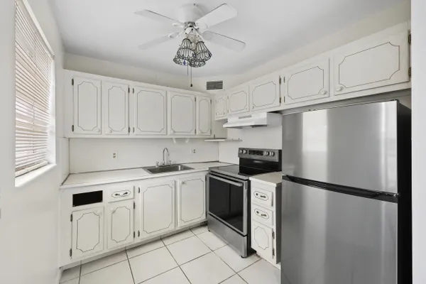Property Slideshow image 3 of 31 | 392 markham r r, Deerfield Beach, FL, 33442