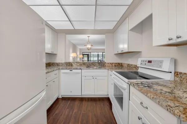 Property Slideshow image 2 of 57 | 5021 oakhill ln 114, Delray Beach, FL, 33484